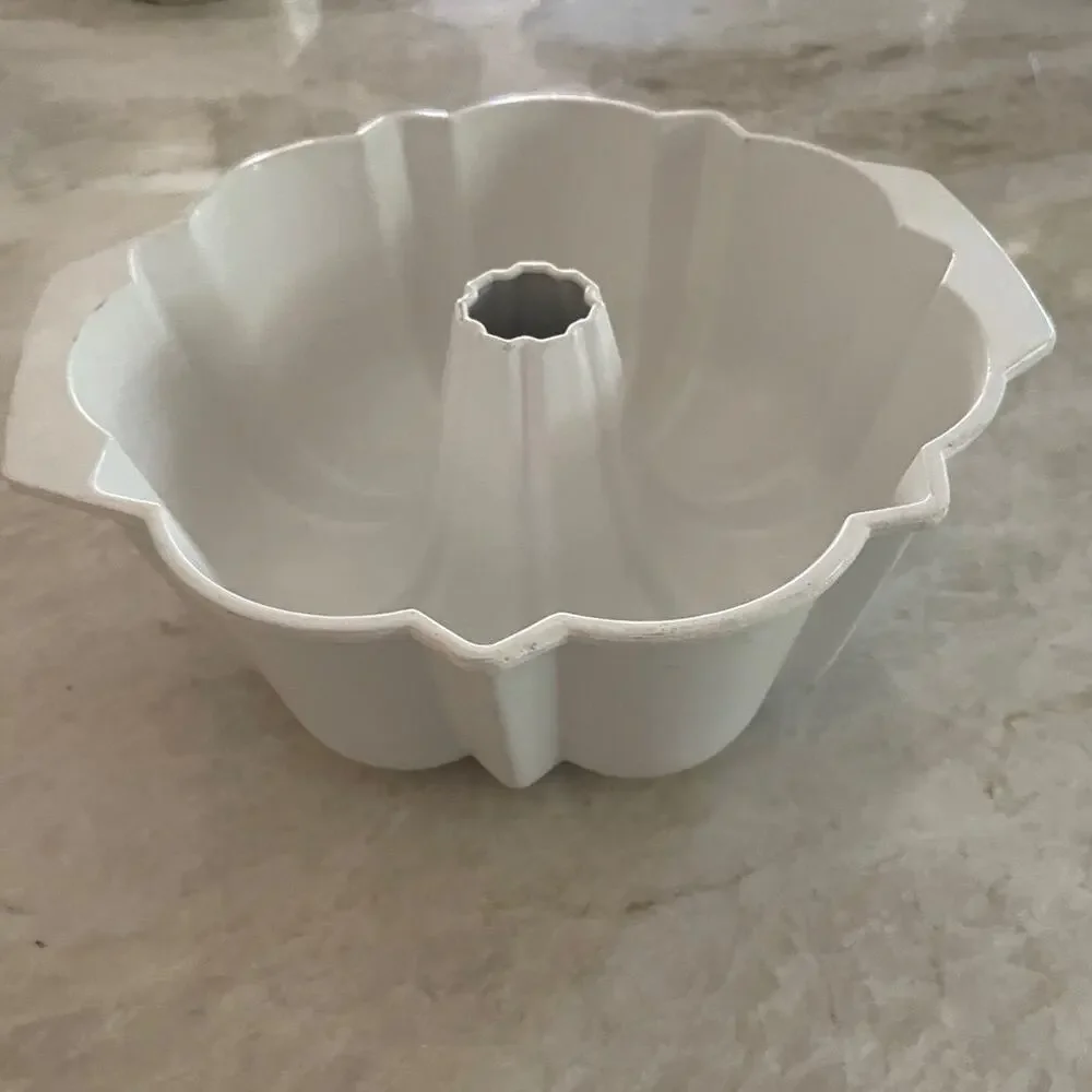 Nordic Ware aluminum Bundt Pan 9” white